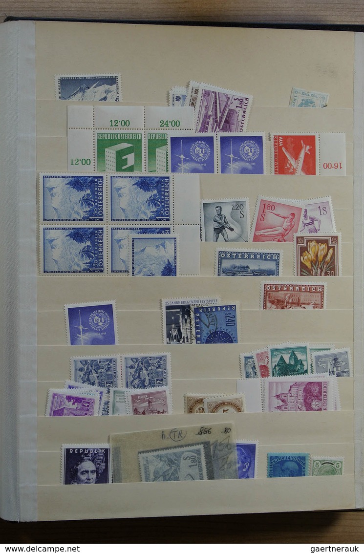 27583 Österreich: 1890-1960. Stockbook with various MNH, mint hinged and used material of Austria 1890-196