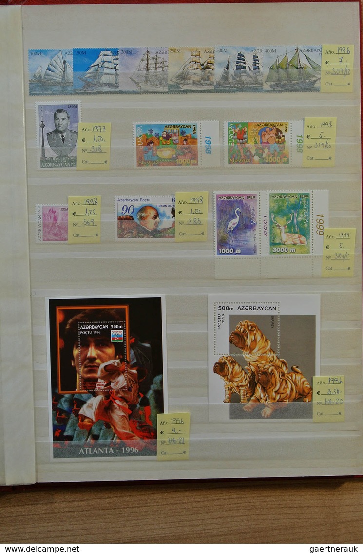 27891 Russland / Sowjetunion / GUS / Nachfolgestaaaten: Box with 7 stcokbooks eith MNH modern material til