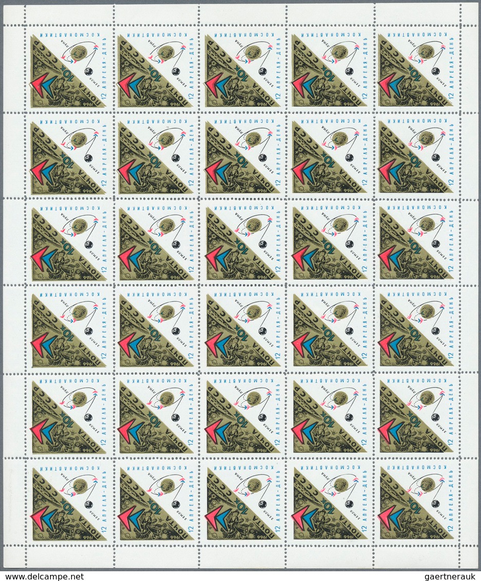 28206 Sowjetunion: 1966, 10 K "Cosmonauts-Day" Complete Sheet Of 30 Items With Double Varieties: Gold Colo - Lettres & Documents