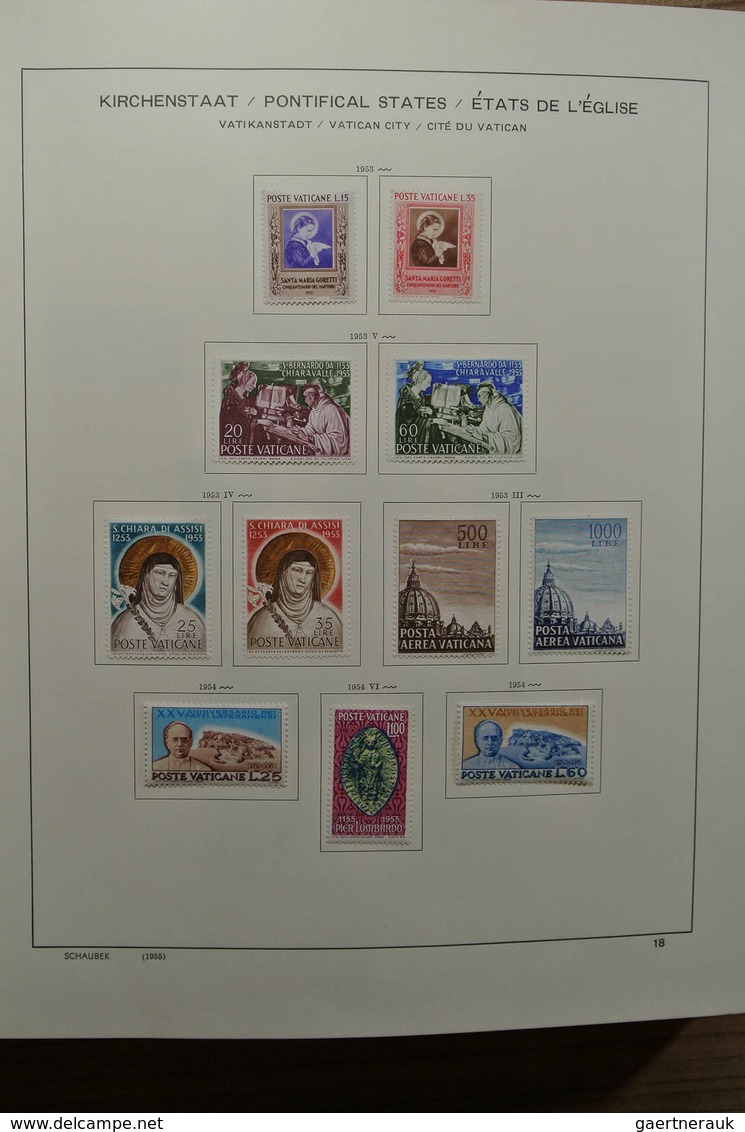 28486 Vatikan: 1929-2002. Almost complete, mostly mint hinged collection Vatican 1929-2002 in Schaubek alb