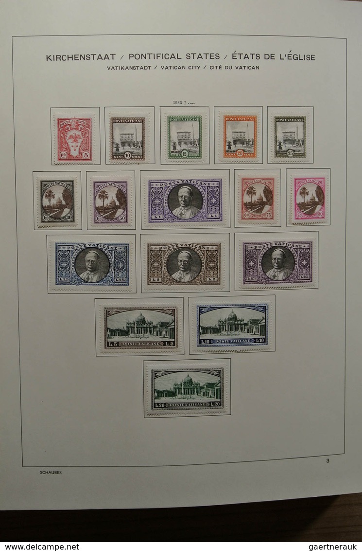 28486 Vatikan: 1929-2002. Almost complete, mostly mint hinged collection Vatican 1929-2002 in Schaubek alb