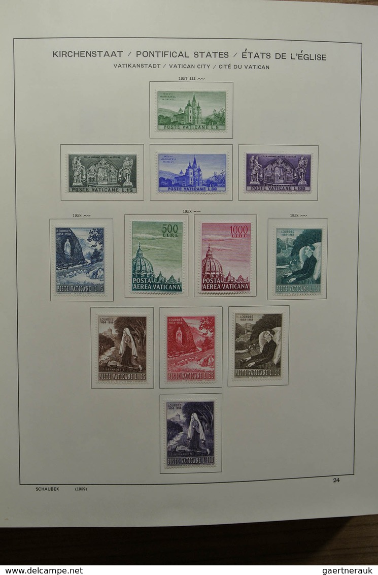 28486 Vatikan: 1929-2002. Almost complete, mostly mint hinged collection Vatican 1929-2002 in Schaubek alb