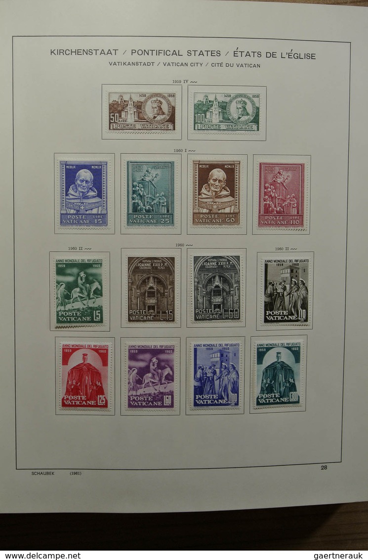 28486 Vatikan: 1929-2002. Almost complete, mostly mint hinged collection Vatican 1929-2002 in Schaubek alb