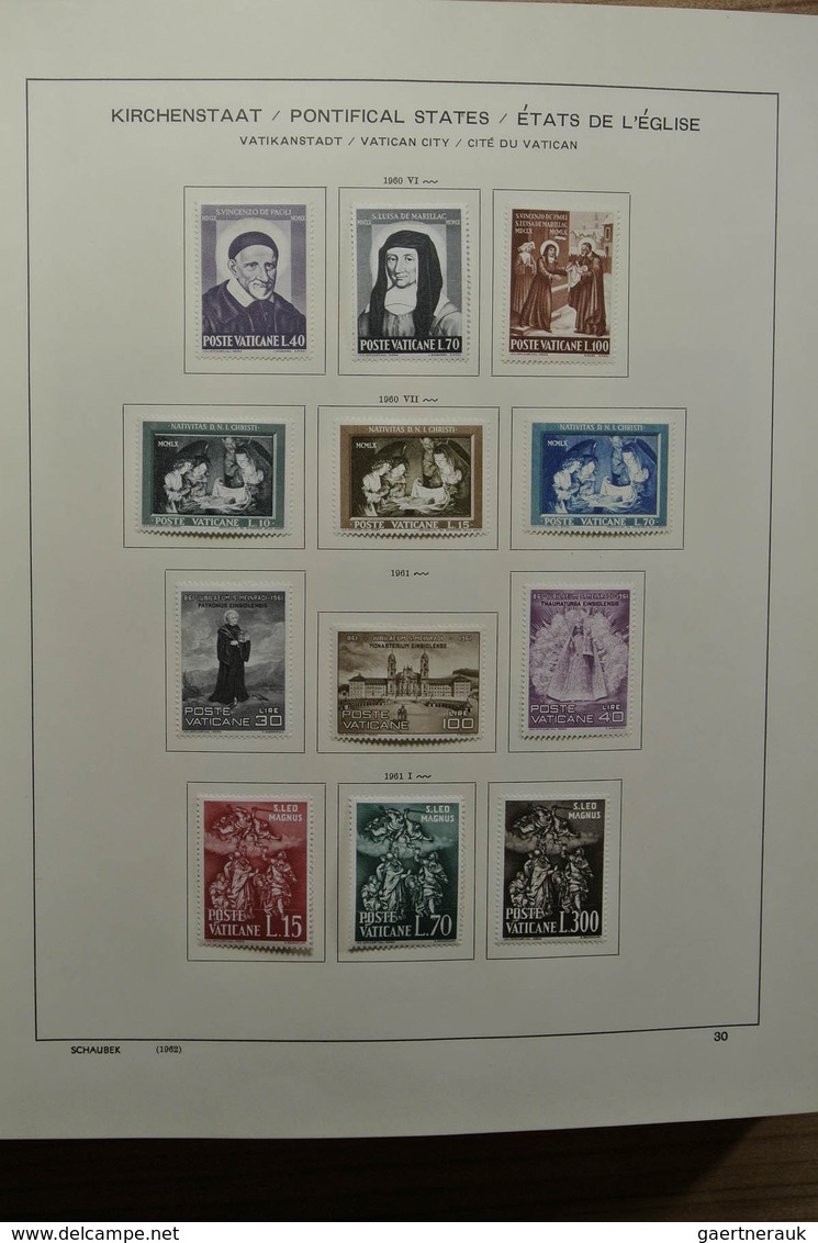 28486 Vatikan: 1929-2002. Almost complete, mostly mint hinged collection Vatican 1929-2002 in Schaubek alb