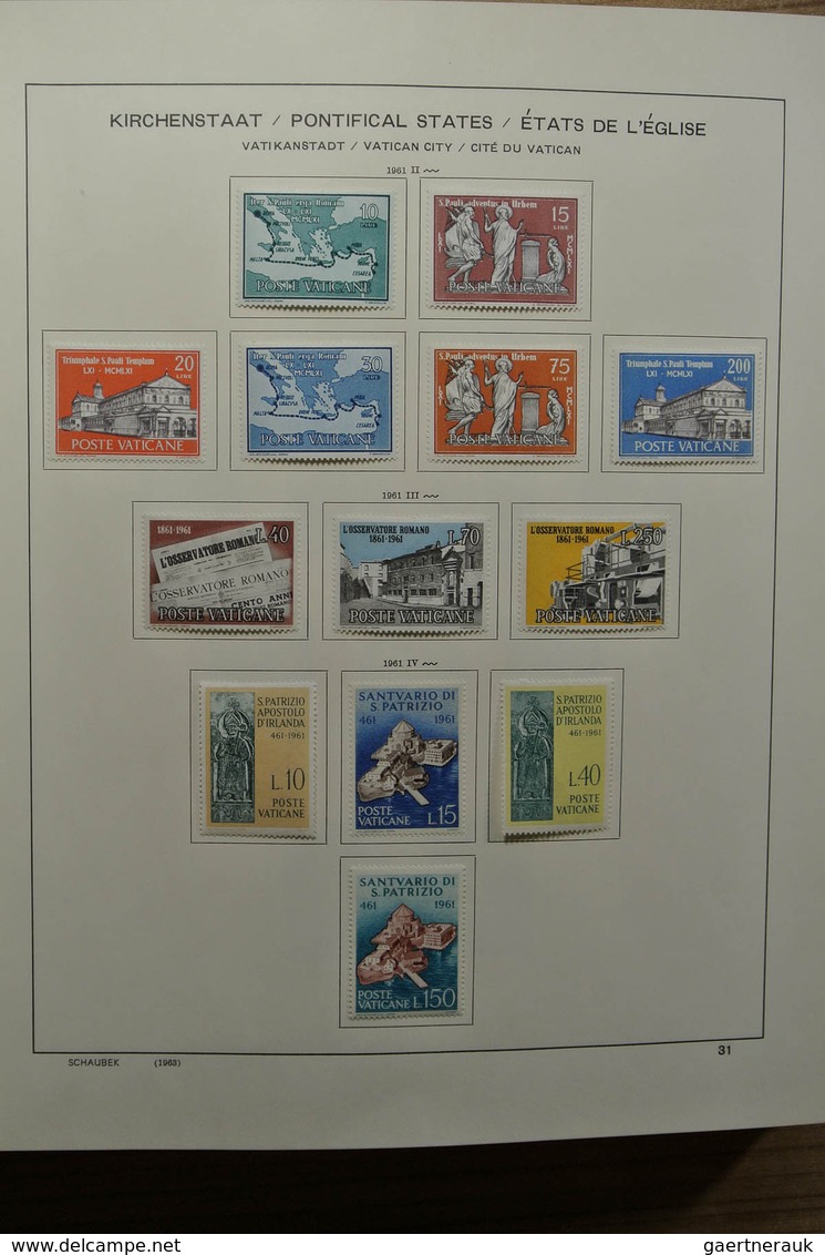 28486 Vatikan: 1929-2002. Almost complete, mostly mint hinged collection Vatican 1929-2002 in Schaubek alb