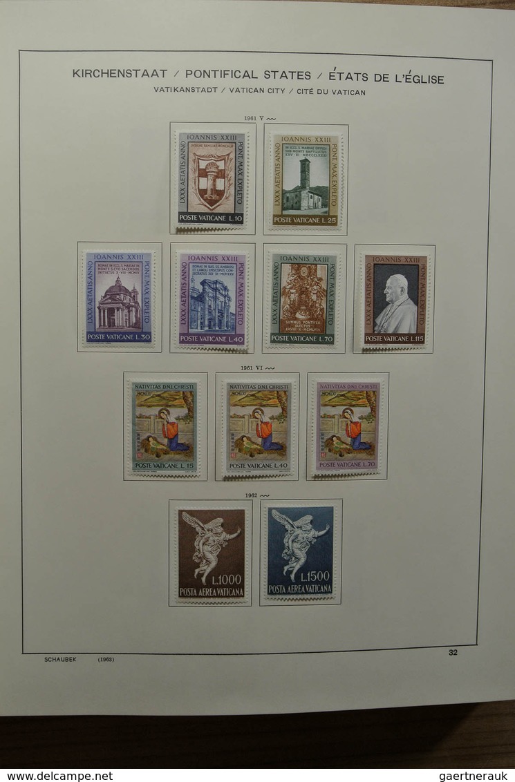 28486 Vatikan: 1929-2002. Almost complete, mostly mint hinged collection Vatican 1929-2002 in Schaubek alb