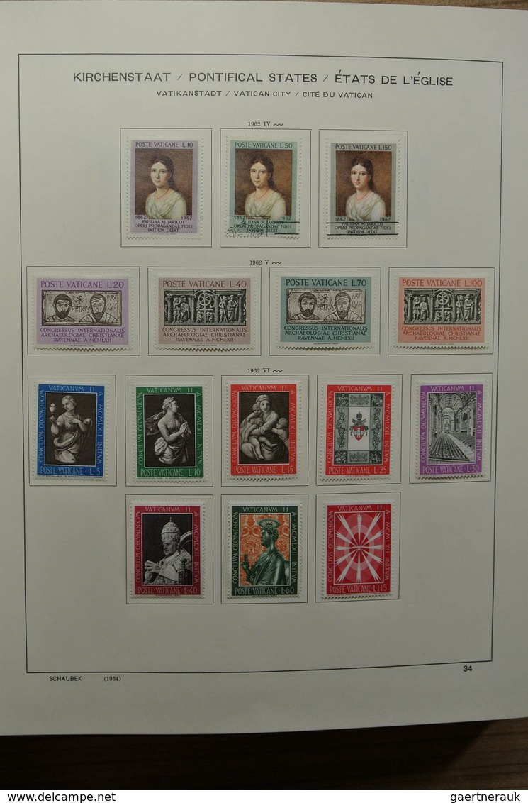 28486 Vatikan: 1929-2002. Almost complete, mostly mint hinged collection Vatican 1929-2002 in Schaubek alb