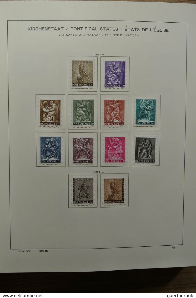 28486 Vatikan: 1929-2002. Almost complete, mostly mint hinged collection Vatican 1929-2002 in Schaubek alb