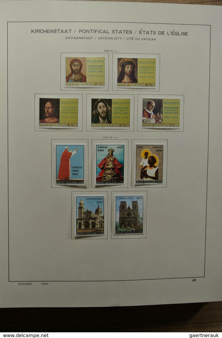 28486 Vatikan: 1929-2002. Almost complete, mostly mint hinged collection Vatican 1929-2002 in Schaubek alb