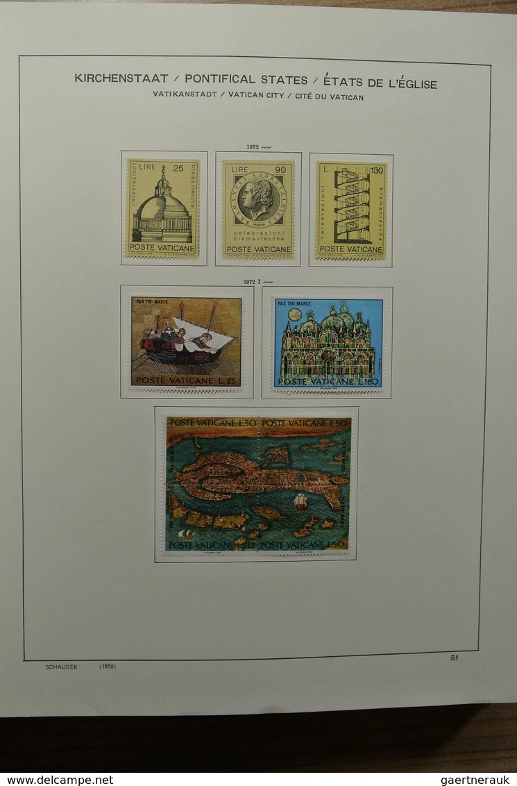 28486 Vatikan: 1929-2002. Almost complete, mostly mint hinged collection Vatican 1929-2002 in Schaubek alb