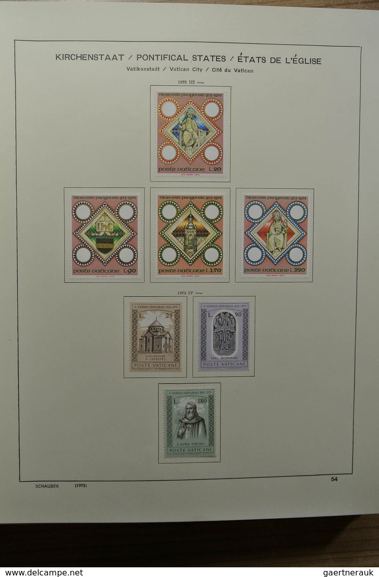 28486 Vatikan: 1929-2002. Almost complete, mostly mint hinged collection Vatican 1929-2002 in Schaubek alb