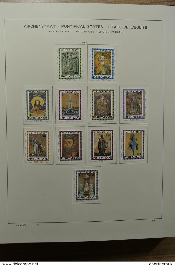 28486 Vatikan: 1929-2002. Almost complete, mostly mint hinged collection Vatican 1929-2002 in Schaubek alb