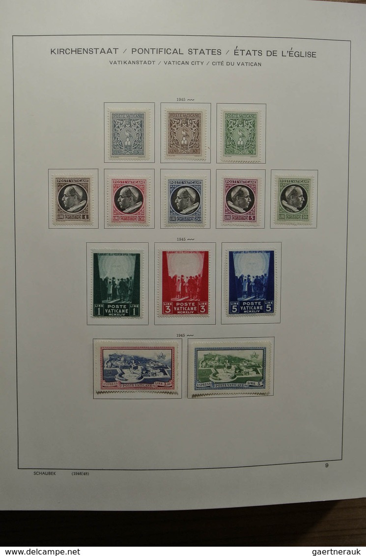 28486 Vatikan: 1929-2002. Almost complete, mostly mint hinged collection Vatican 1929-2002 in Schaubek alb