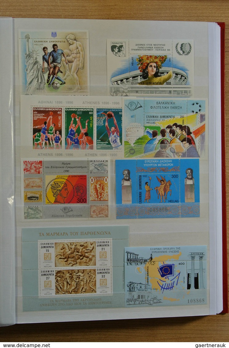 28626 Europa - West: Collection of ca. 550 MNH souvenir sheets (and some stampbooklets) of Western Europe