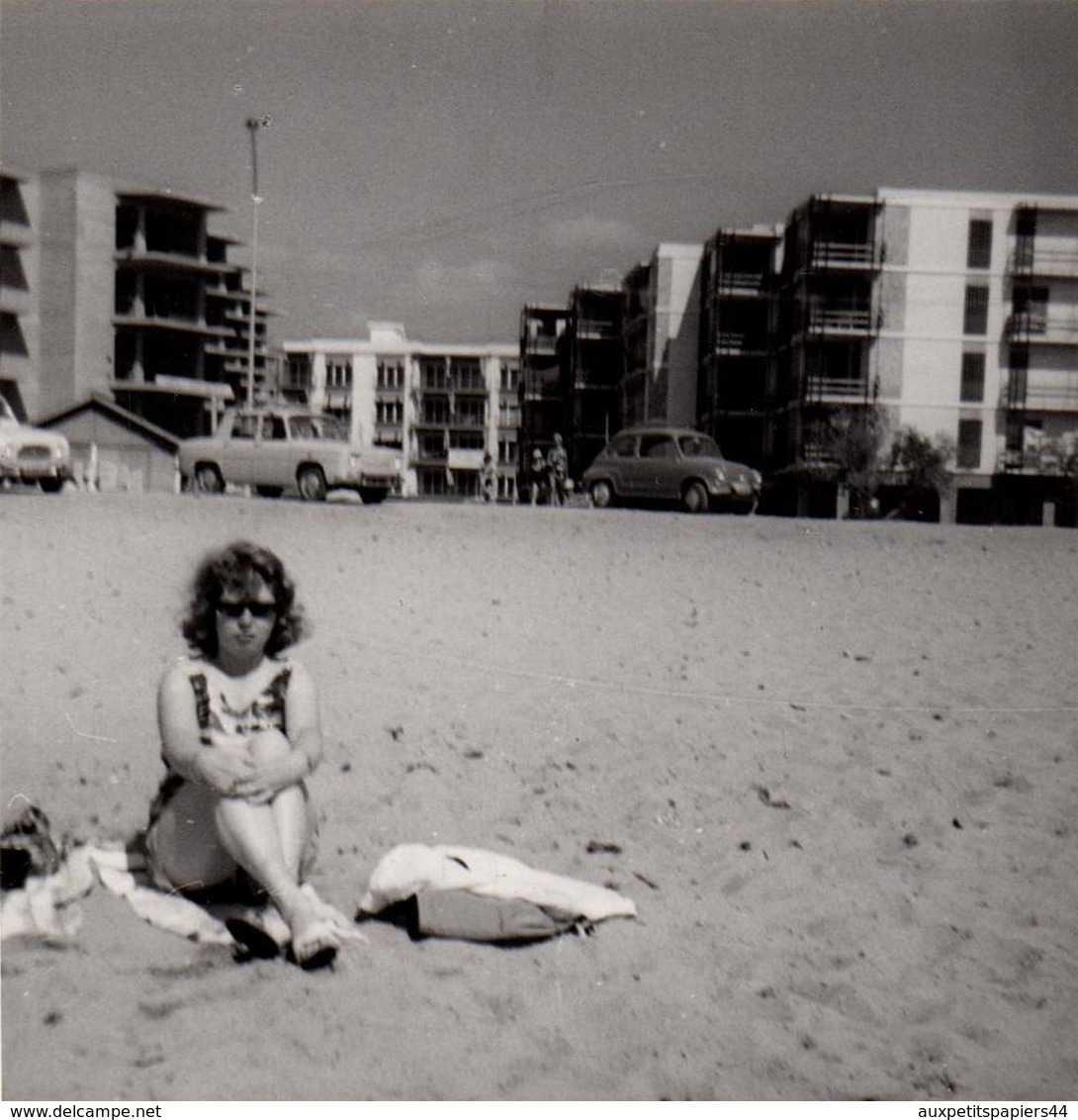 Photo Originale Plage & Maillot De Bain Pour Pin-Up Sexy En Espagne à Cambrils En 1965  Voiture Renault 4L, 8 & Fiat 500 - Pin-Ups