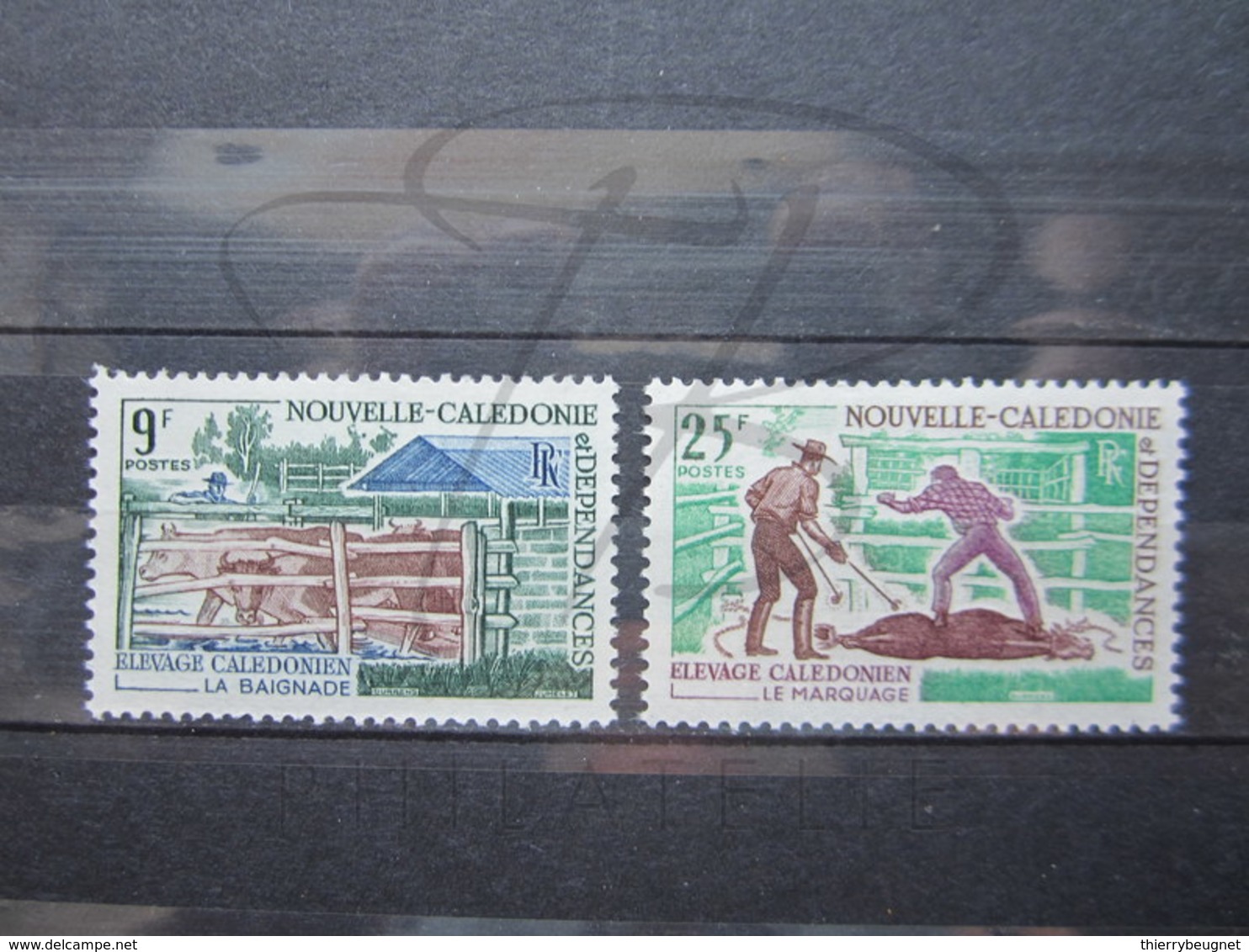 VEND BEAUX TIMBRES DE NOUVELLE-CALEDONIE N° 356 + 357 , XX !!! - Ungebraucht