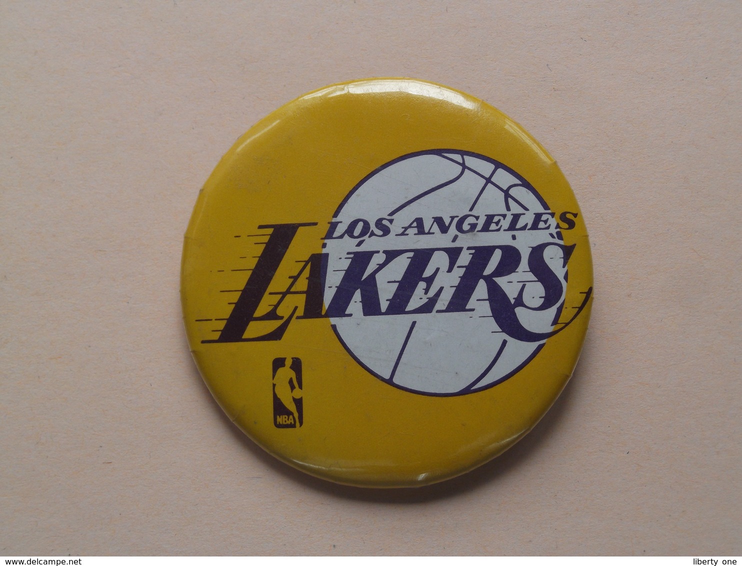 Los Angeles LAKERS : Older Button / Speld / Epingle ( +/- 56 Mm. ) Zie Photo / Foto Voor Detail ! - Los Angeles Lakers