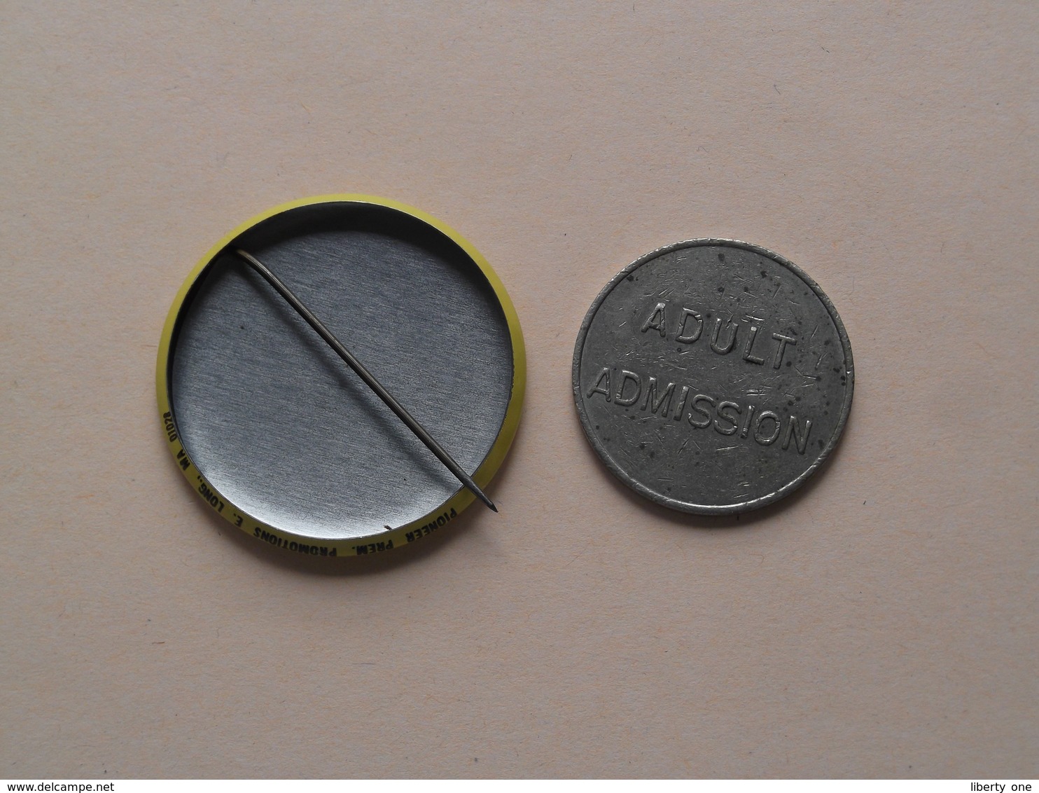 I Visited The NAISMITH MEMORIAL Basketbal : Older Button + Token ( +/- 37 Mm. ) Zie Photo / Foto Voor Detail ! - Kleding, Souvenirs & Andere