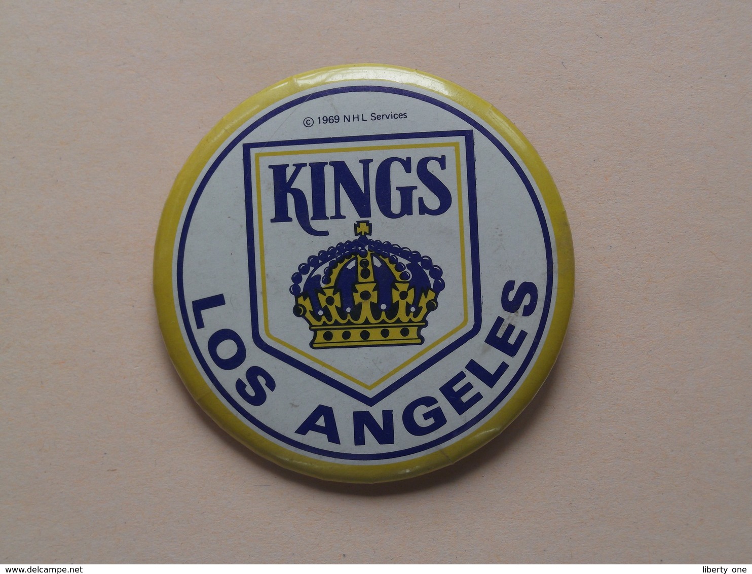 KINGS Los Angeles : Older Button / Pin / Speld / Epingle ( +/- 56 Mm. ) Zie Photo / Foto Voor Detail ! - Los Angeles Kings