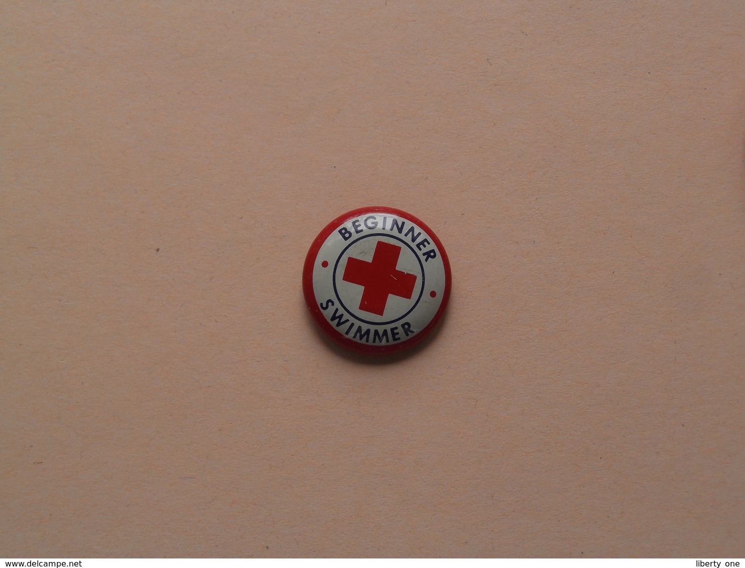 BEGINNER SWIMMER ( Red Cross ) Older Button / Pin / Speld / Epingle ( +/- 2 Cm. ) Zie Foto Voor Detail / Metal Button ! - Natation