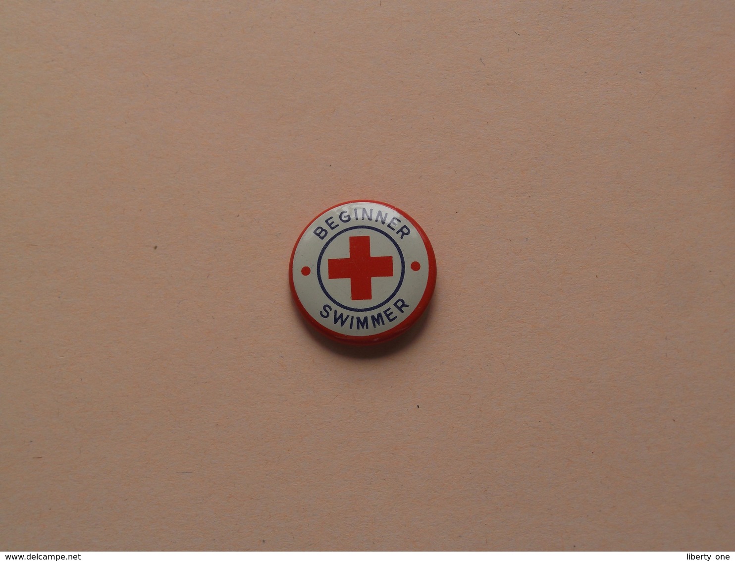 BEGINNER SWIMMER ( Red Cross ) Older Button / Pin / Speld / Epingle ( +/- 2 Cm. ) Zie Foto Voor Detail / Metal Button ! - Natación