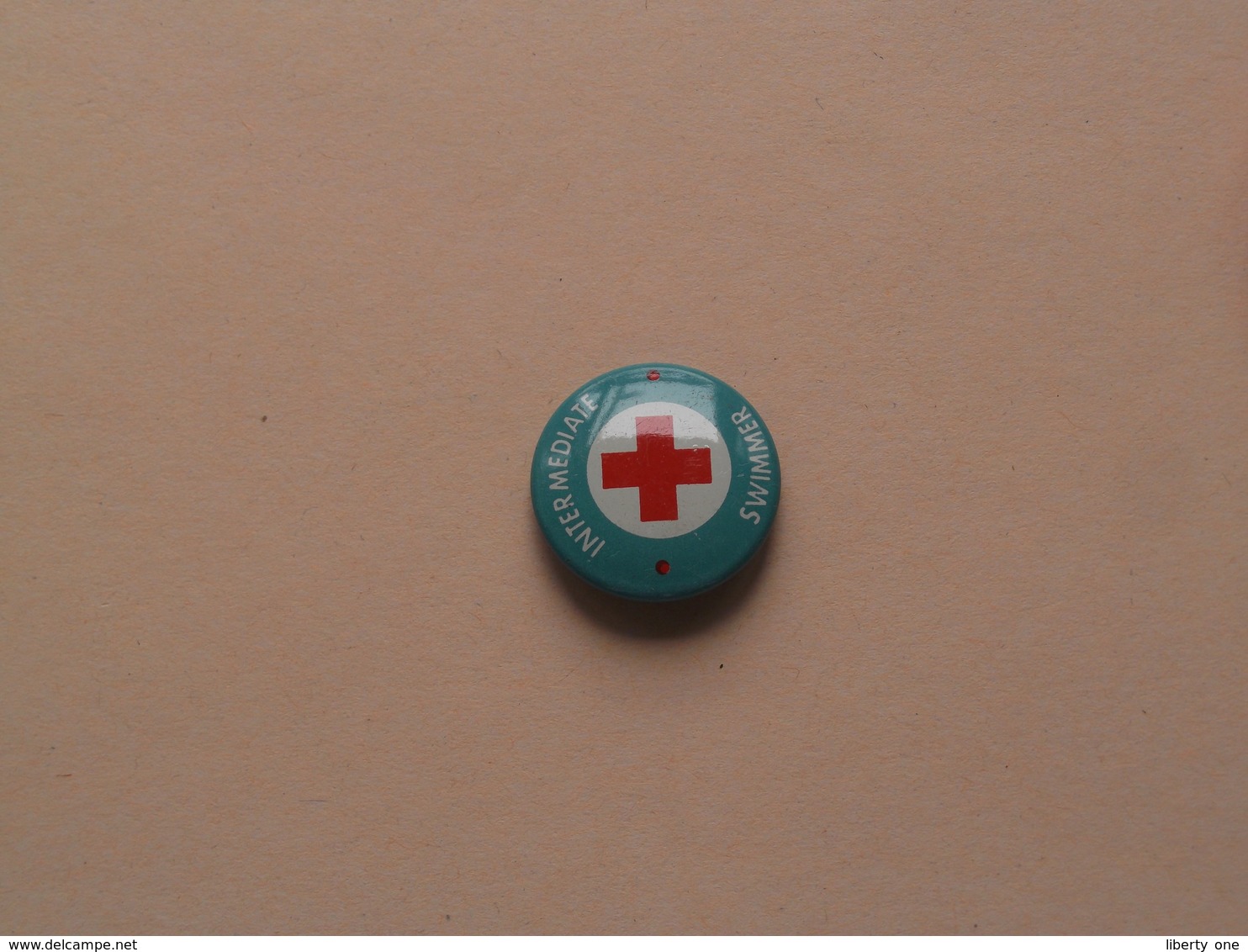 INTER MEDIATE SWIMMER ( Red Cross ) Older Button / Pin / Epingle ( +/- 2 Cm. ) Zie Foto Voor Detail / Metal Button ! - Zwemmen