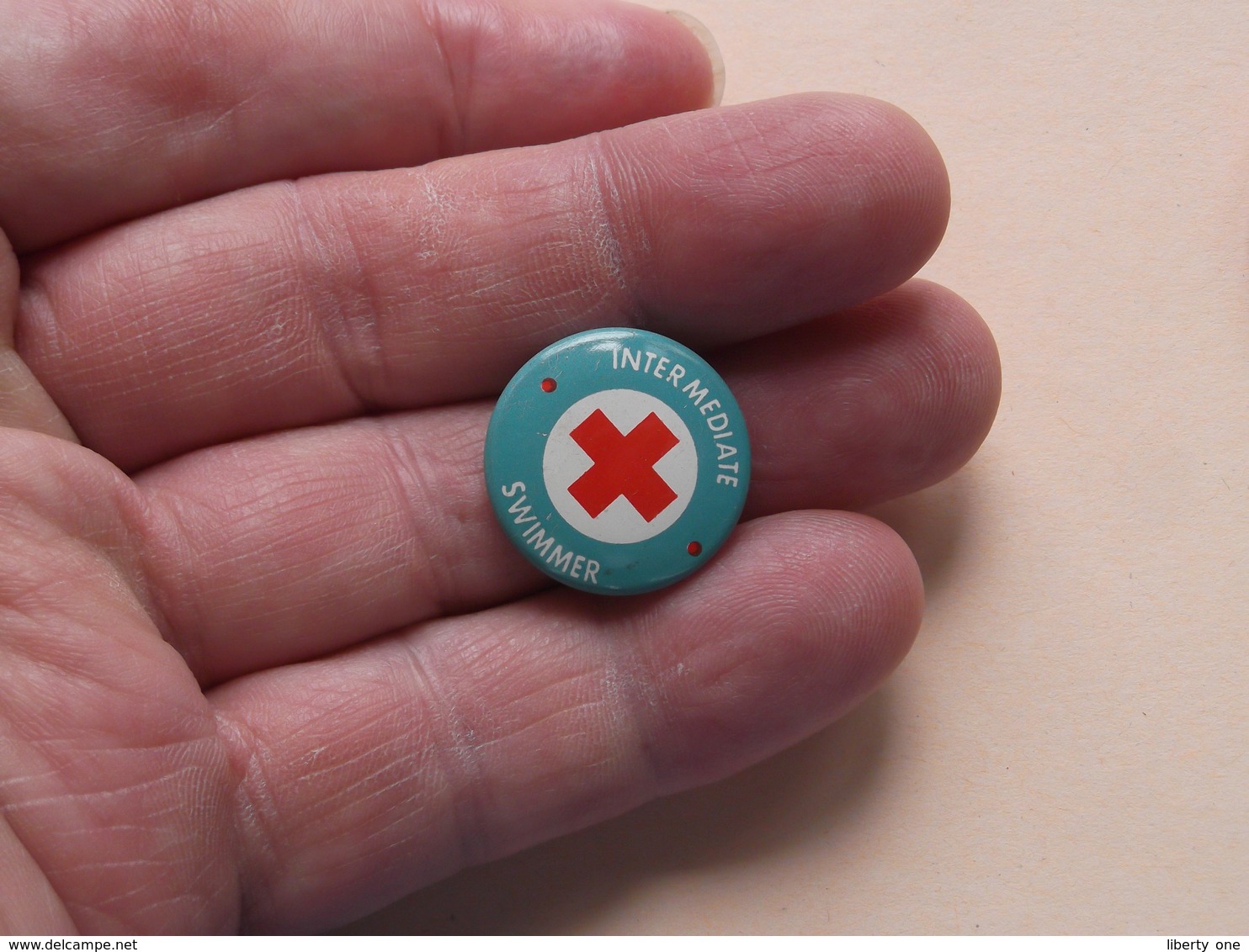 INTER MEDIATE SWIMMER ( Red Cross ) Older Button / Pin / Epingle ( +/- 2 Cm. ) Zie Foto Voor Detail / Metal Button ! - Nuoto