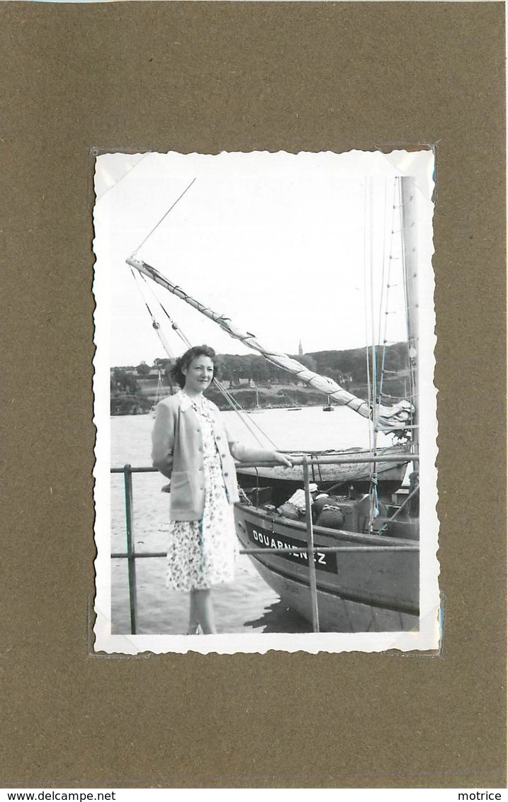 BATEAU DE PÊCHE - Douarnenez En 1946  (photo Format 8,9cm X6,2cm) - Boten