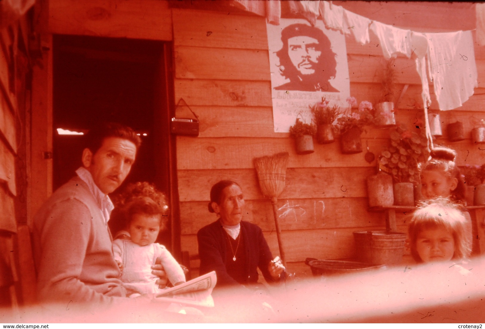 Photo Diapo Diapositive Le Monde Des Années 60 N°7 Intérieur Populaire Au Chili Photo De Che Guevara Au Mur VOIR ZOOM - Diapositive