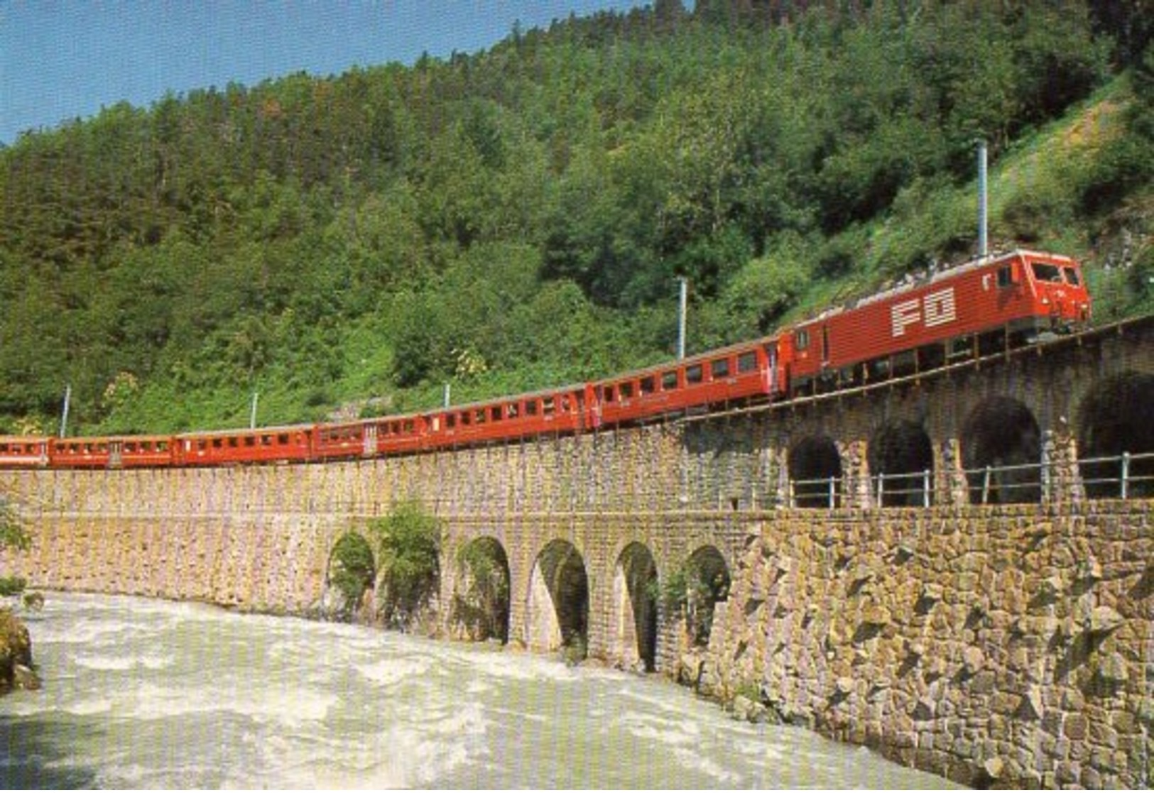 Glacier Express An Der Rhone Oberhalb Mörel (Wallis) - Eisenbahnen