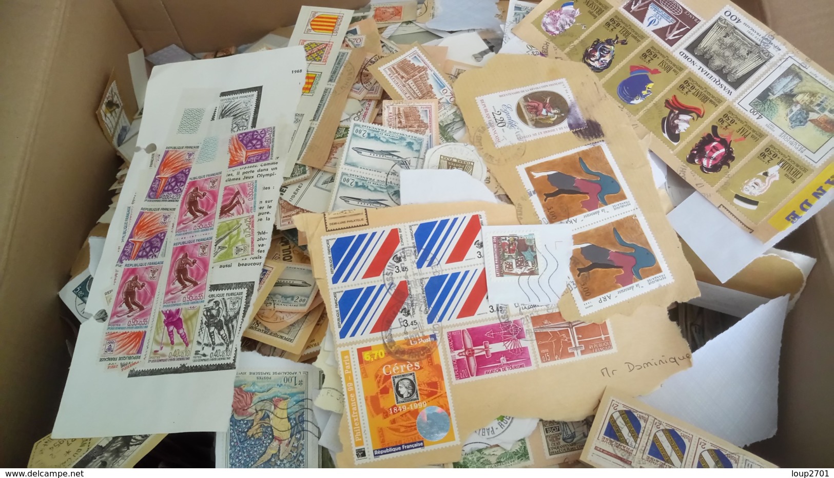 F0886 CARTON FRANCE + DE 2 KG TIMBRES SUR PAPIER TOUTES ÉPOQUES A TRIER COTE ++ DÉPART DÉPART 10€ - Vrac (min 1000 Timbres)