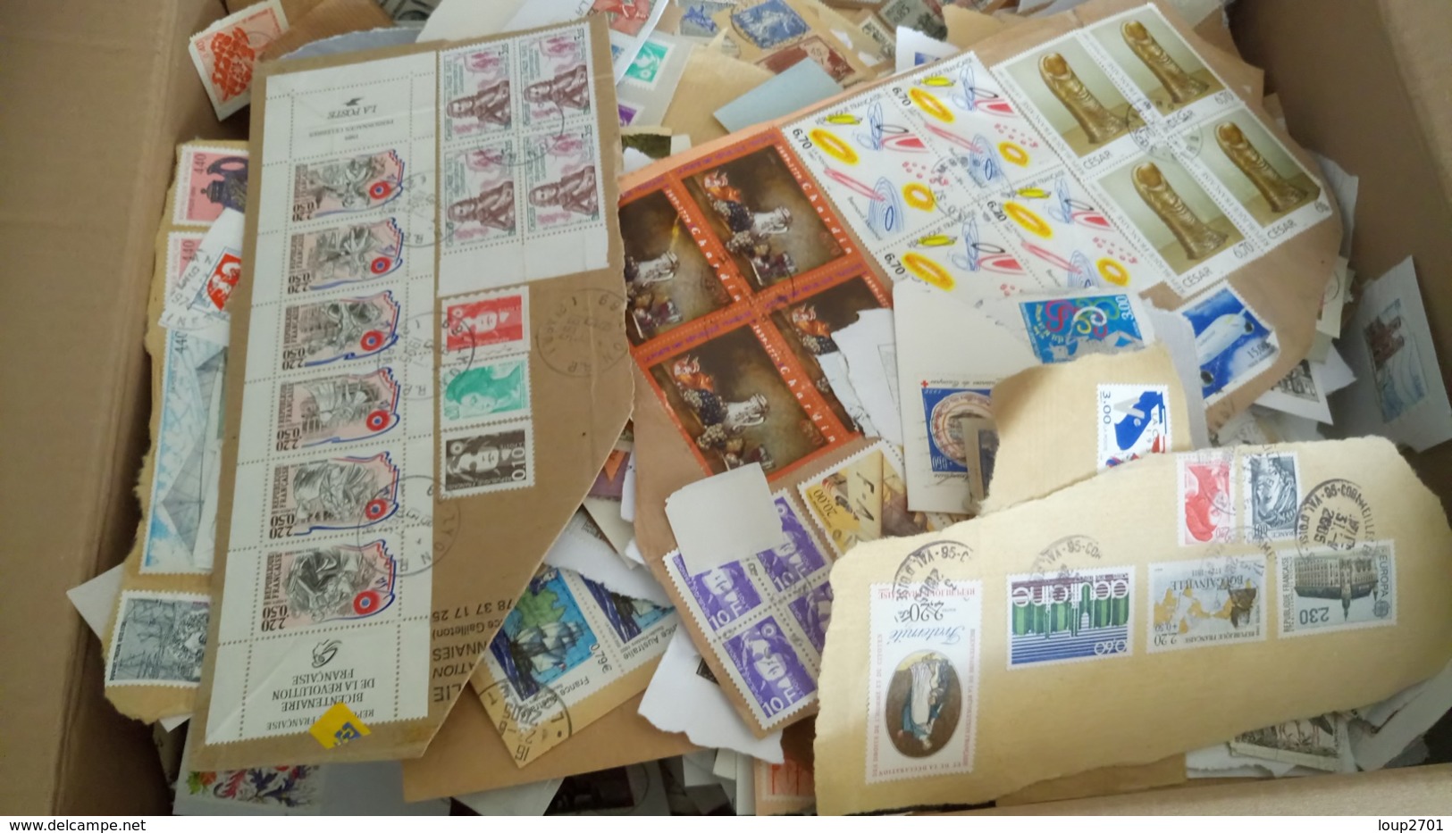 F0886 CARTON FRANCE + DE 2 KG TIMBRES SUR PAPIER TOUTES ÉPOQUES A TRIER COTE ++ DÉPART DÉPART 10€