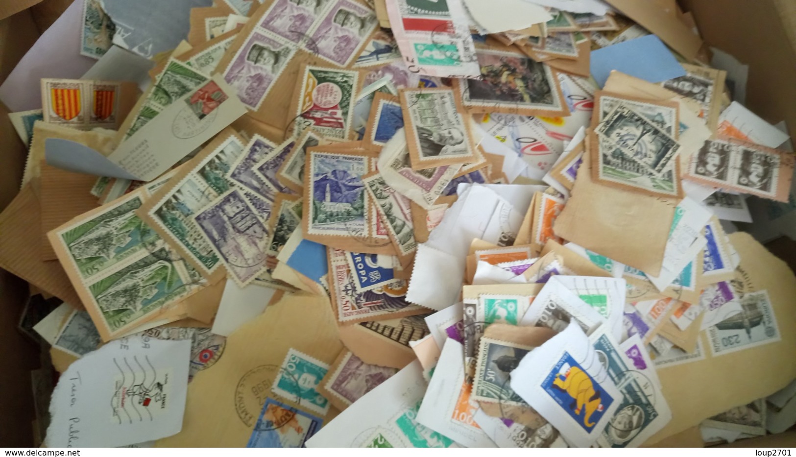 F0886 CARTON FRANCE + DE 2 KG TIMBRES SUR PAPIER TOUTES ÉPOQUES A TRIER COTE ++ DÉPART DÉPART 10€