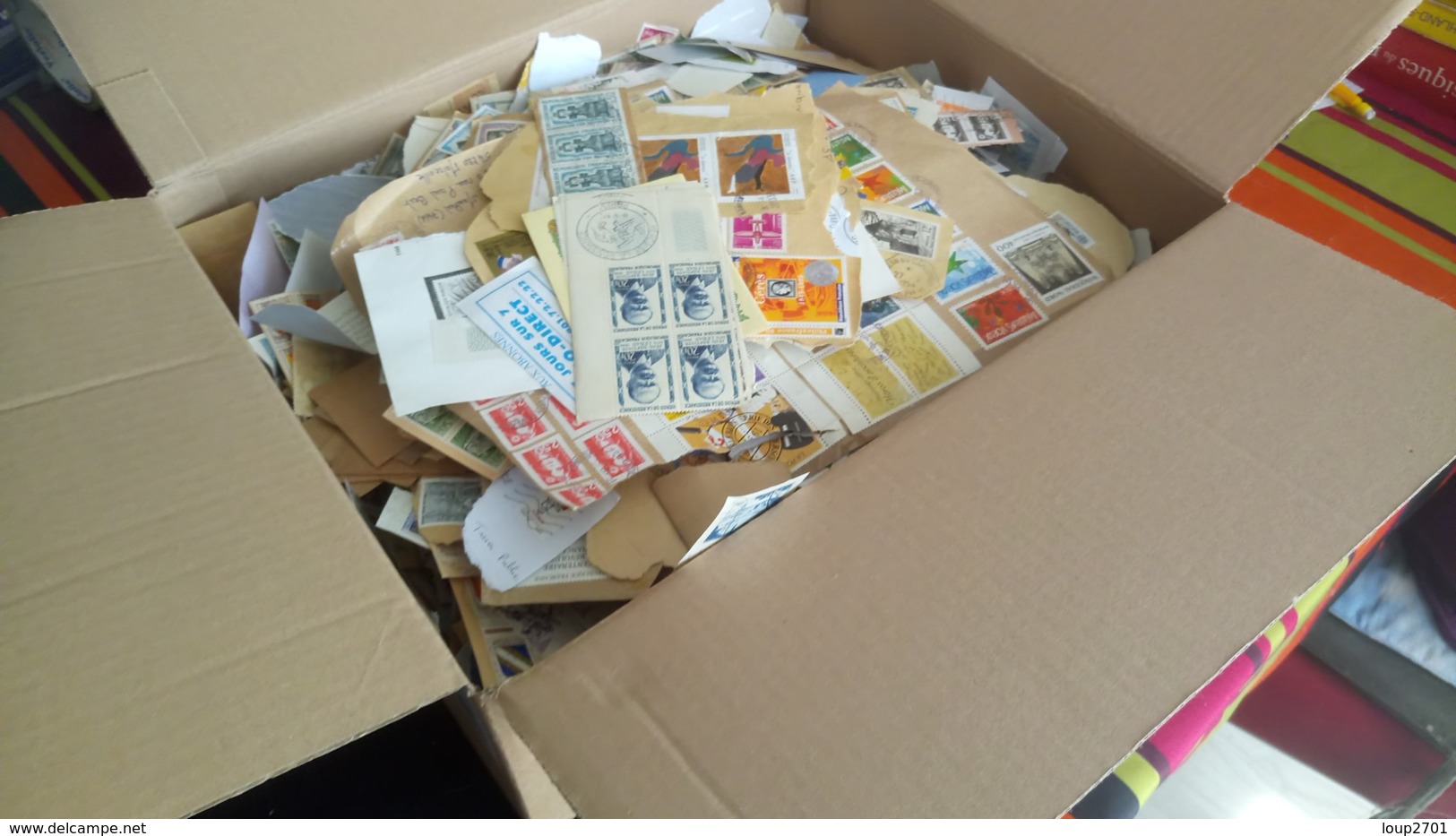 F0886 CARTON FRANCE + DE 2 KG TIMBRES SUR PAPIER TOUTES ÉPOQUES A TRIER COTE ++ DÉPART DÉPART 10€