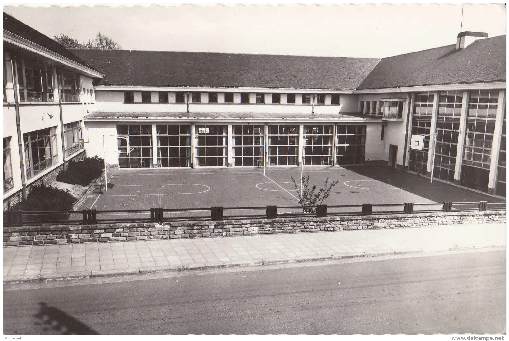 Court-St-Etienne - Ecole Technique Provinciale Cour De Jeux - Court-Saint-Etienne