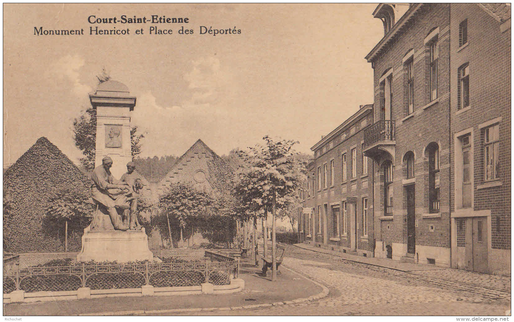 Court-St-Etienne - Monument Henricot Et Place Des Déportés - Court-Saint-Etienne