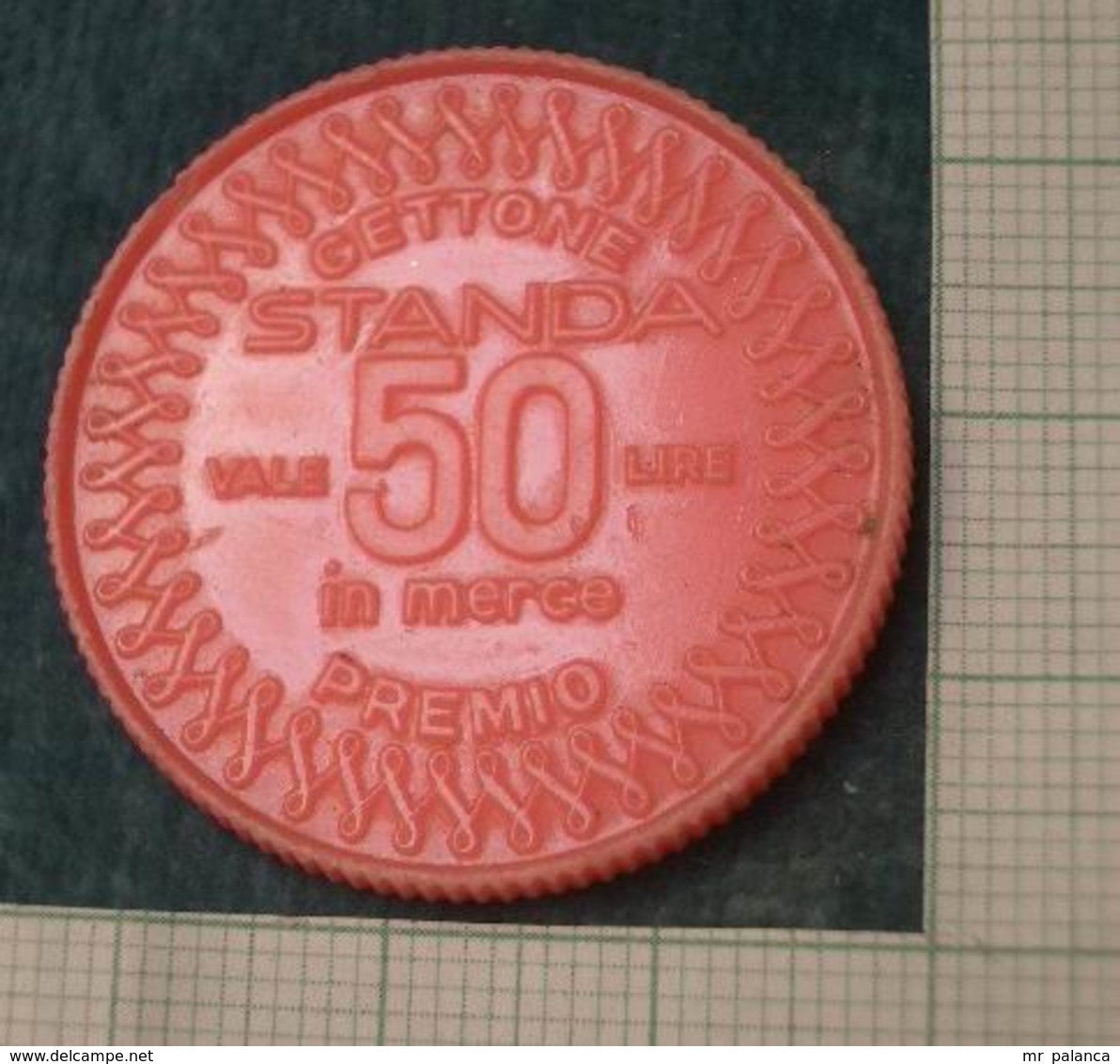 M_p> Getttone STANDA " VALE 50 LIRE IN MERCE " In Plastica Rosa - Stesso Soggetto Da Ambo I Lati - Monetari/ Di Necessità