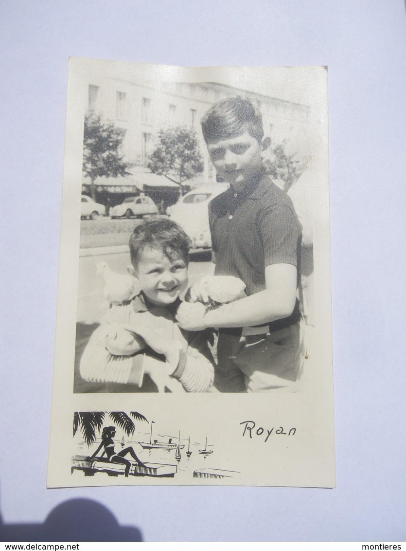 Carte Photo Souvenir De ROYAN - Enfants Avec Des Colombes Rue Gambetta (?) Années 60 - Royan