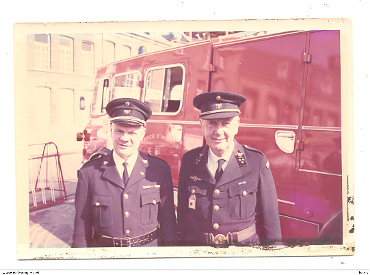 PERUWELZ Ou  Environs ( Sous Réserve)  - Photo De 2 Pompiers, Dont Le Commandant,  Devant Un Véhicule (mel2) - Péruwelz