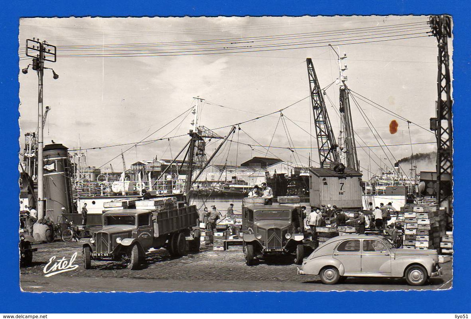 Boulogne Sur Mer 2 Cp Dentelées ( 14 X 9 Cm ) Les Quais ,  Le Déchargement Du Poisson . Une Tache Sur Chaque Cliché - Boulogne Sur Mer