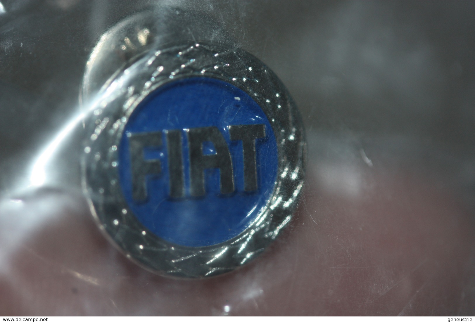 Pin's Badge épinglette Officiel Automobiles FIAT (dans Emballage D'origine Avec Référence) - Fiat