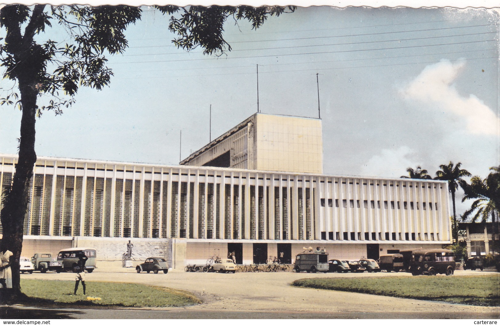 AFRIQUE,AFRICA,CAMEROUN,CAMEROON,ex Colonie Allemande Et Française,DOUALA,citroen,2 Cv ,parking De La Poste - Cameroon