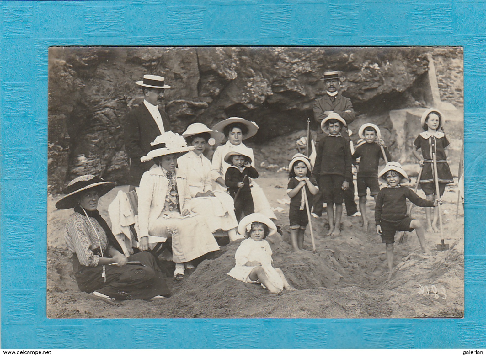 Carte Photo : Une Famille à La Plage En 1912. - ( Éditeur, E. Diétrich, Vanves ). - Altri & Non Classificati