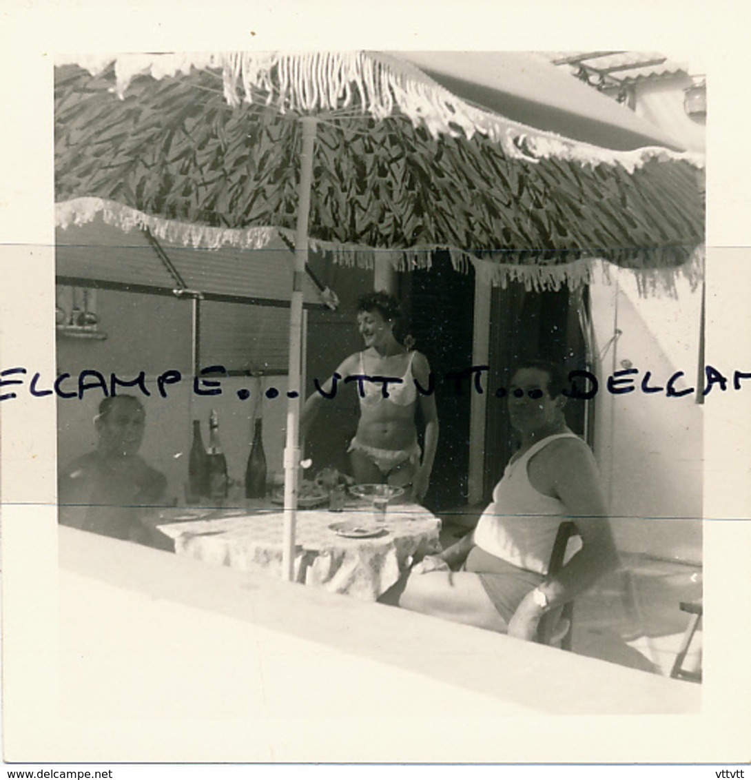 Photo (1968) : SAINT-TROPEZ (83, VAR), 2 Hommes Et 1 Femme Déjeunant Sur Leur Terrasse, Pin-up, Maillot De Bain, Pin-up - Luoghi