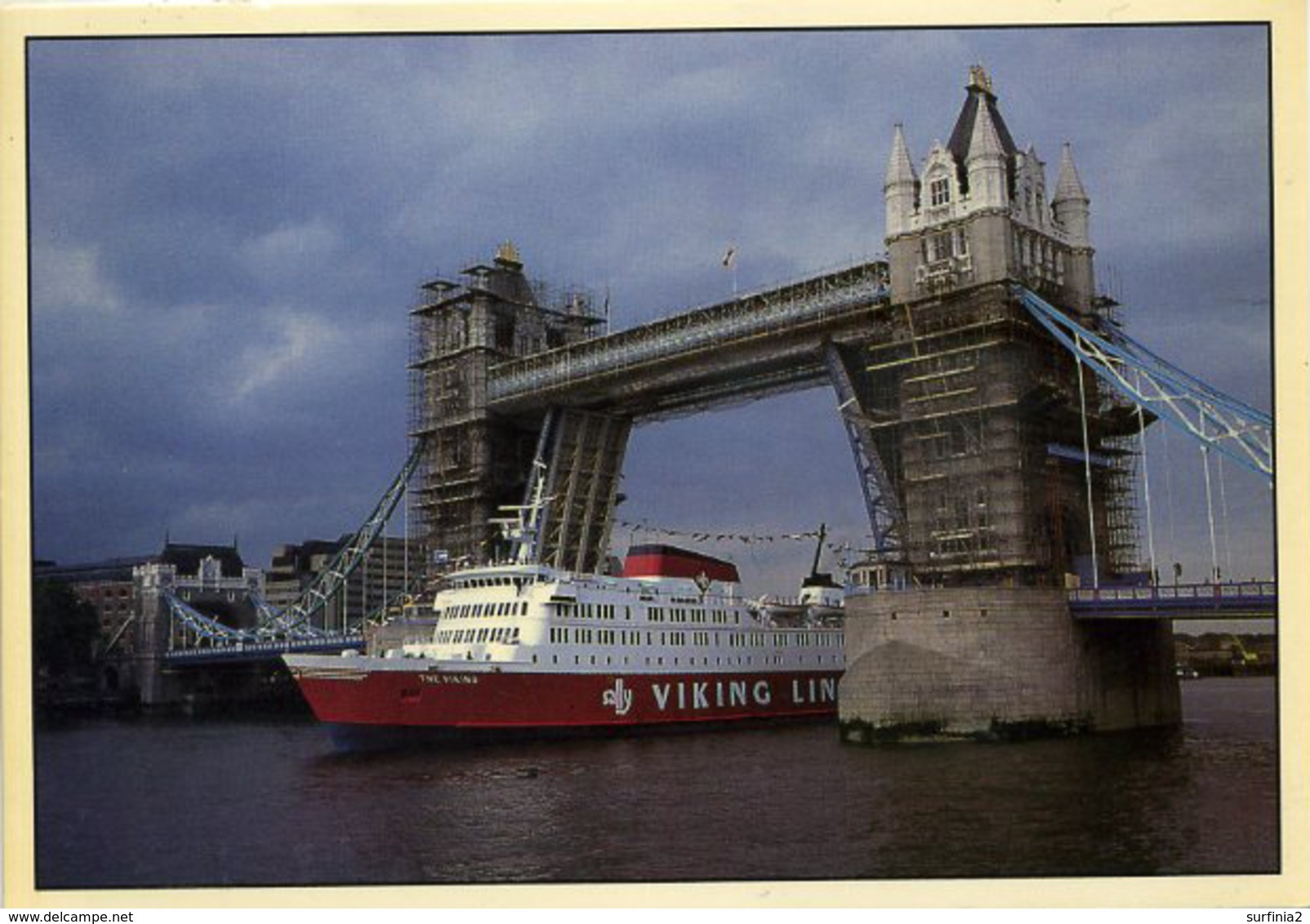 SHIPPING -  VIKING LINES Under TOWER BRIDGE OS32 - Steamers