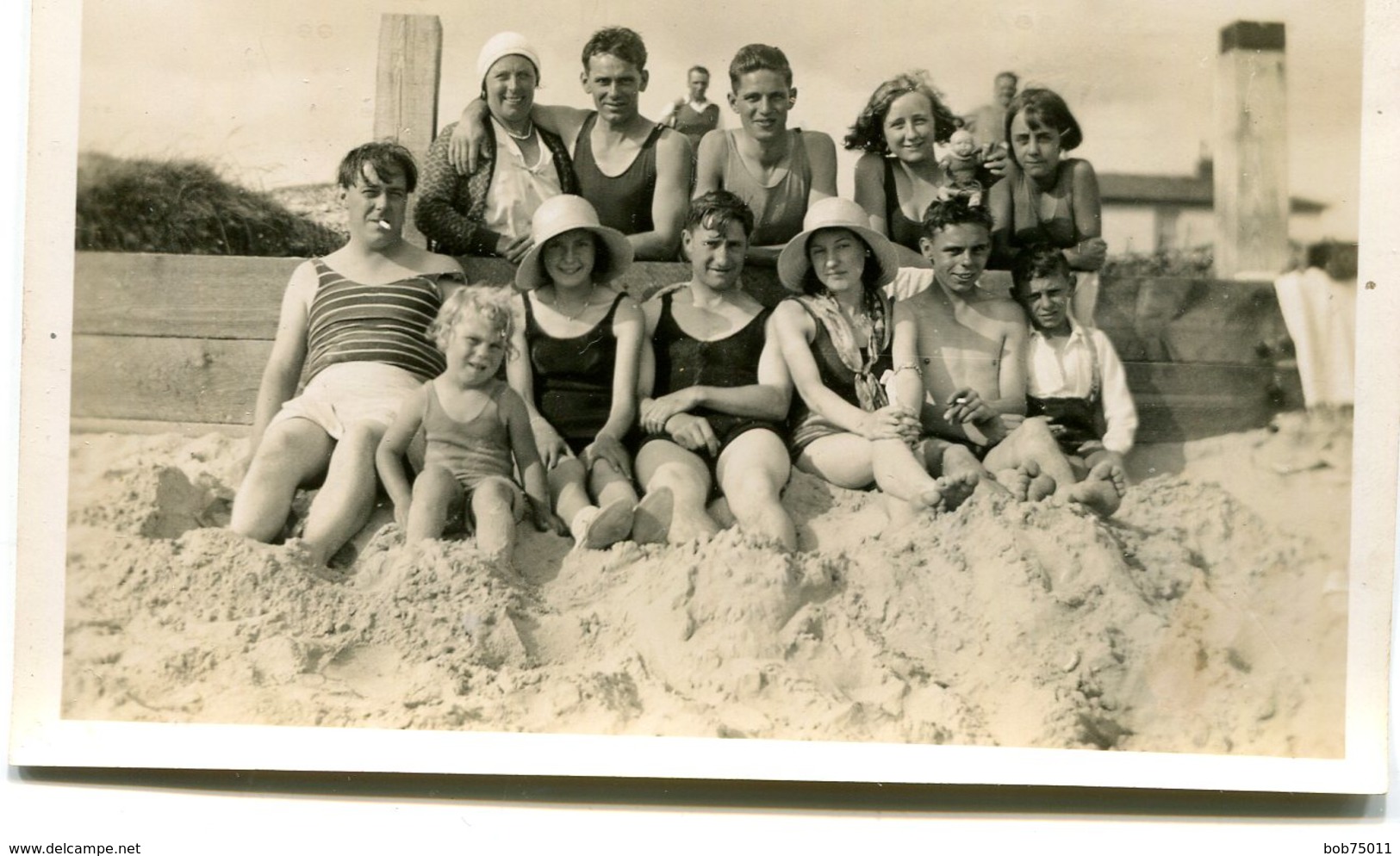 Photo D'une Famille En Maillot De Bain A La Plage Vers 1930,Photo Of A Family With Swimsuit Has The Beach(range) By 1930 - Personnes Anonymes