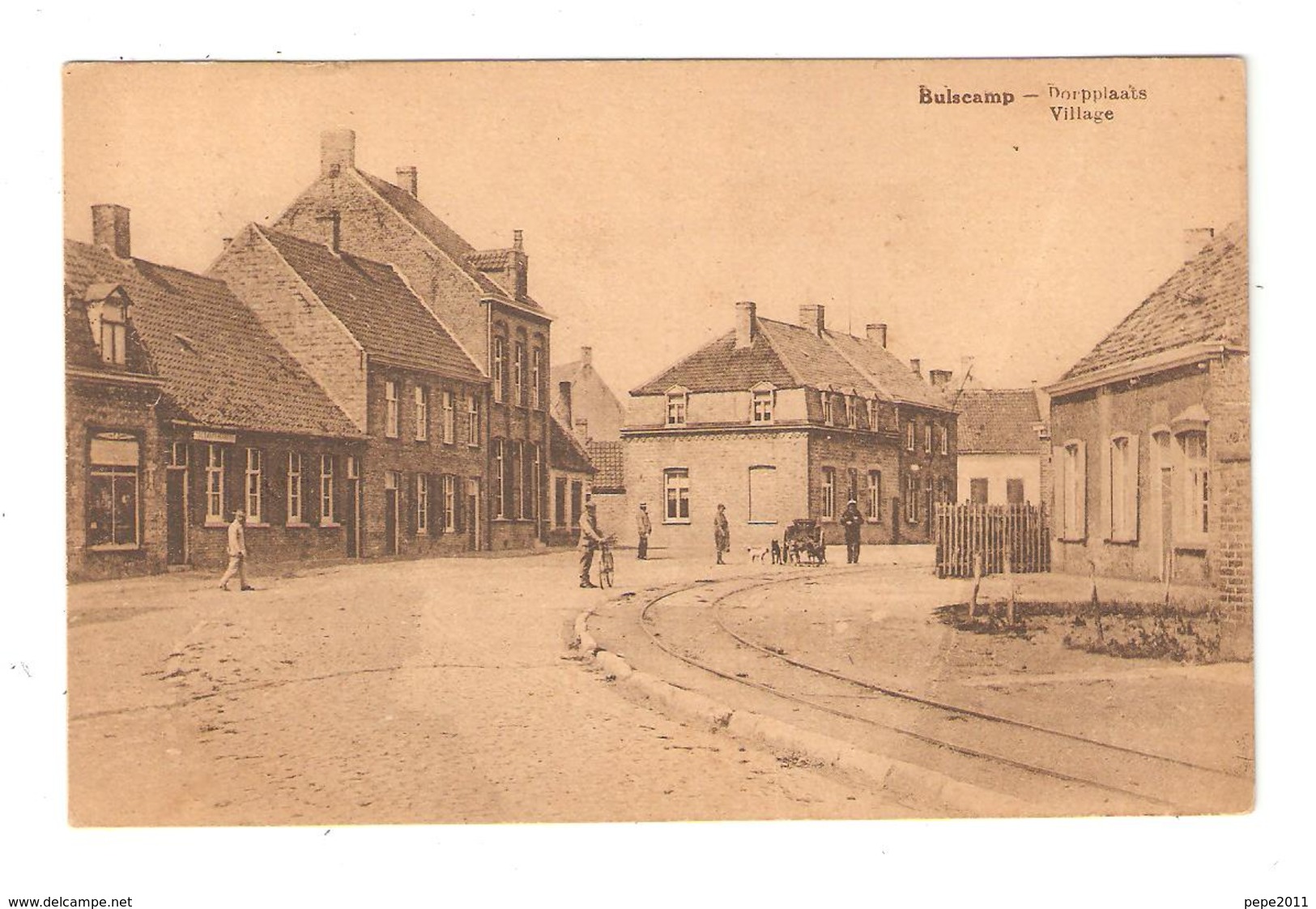 CPA Belgique BULSCAMP (Bulskamp ) Dorpplaats Village Animation Attelage Chiens Rails Maisons   Peu Commune - Veurne