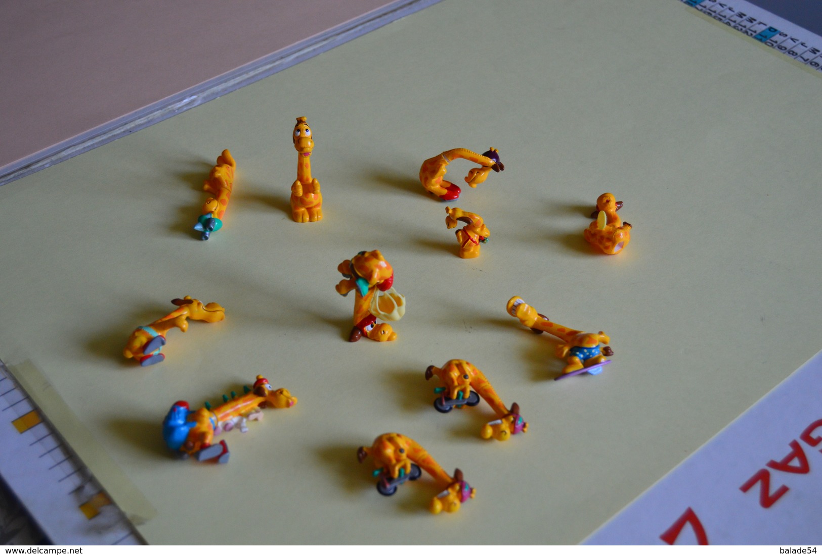 Lot De 10 Figurines FERRERO (Kinder) GIRAFE (parachutiste, Campeuse, Cycliste, Surfeur...) - Lots