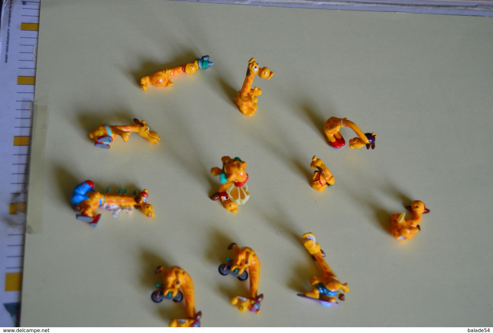 Lot De 10 Figurines FERRERO (Kinder) GIRAFE (parachutiste, Campeuse, Cycliste, Surfeur...) - Lots