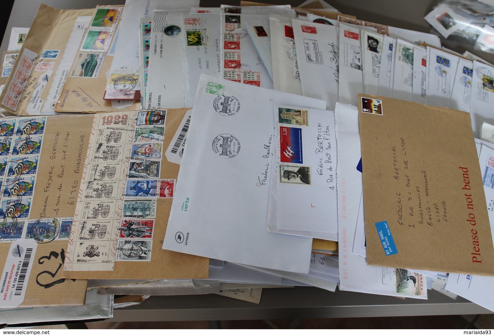 CARTON REMPLI DE LETTRES, CARTES, CORRESPONDANCES, ENTIERS POSTAUX TOUTES EPOQUES, TOUS PAYS + TIMBRES SUR FRAGMENTS